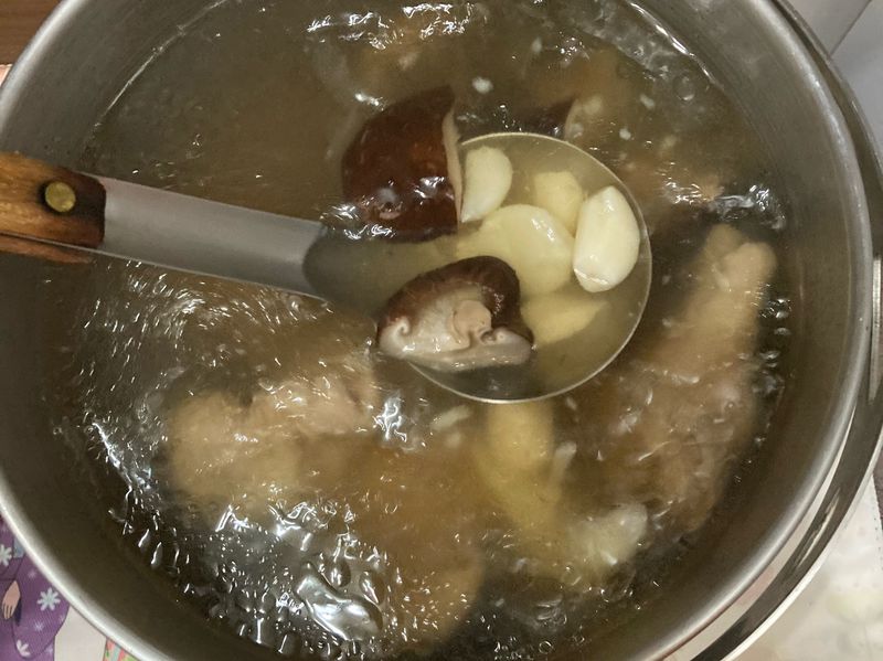 蒜頭香菇雞湯