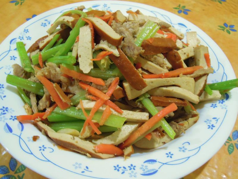 芹菜香干炒肉絲