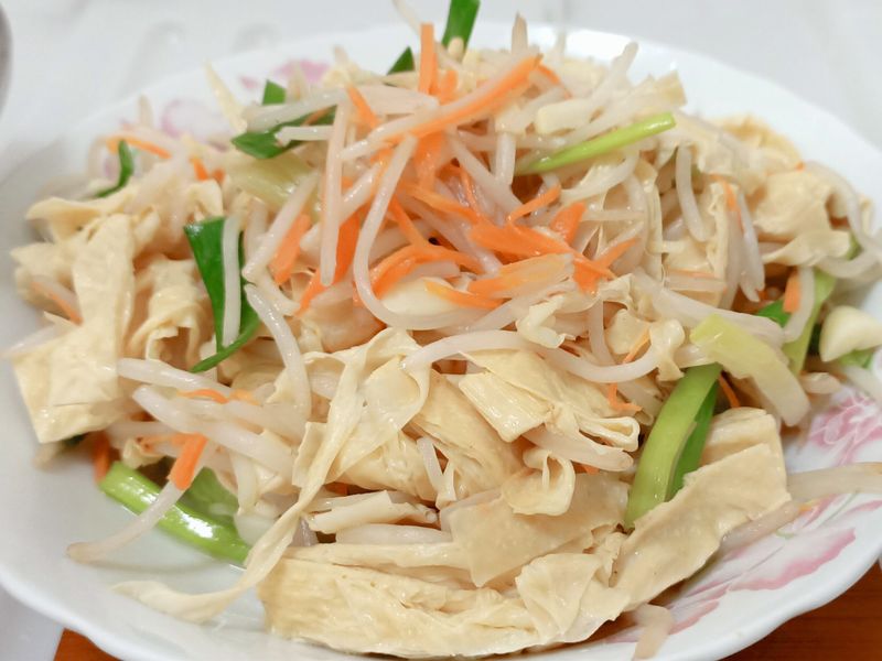 豆包炒豆芽菜