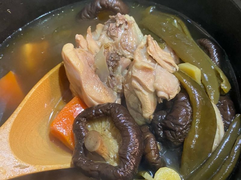 剝皮辣椒雞湯