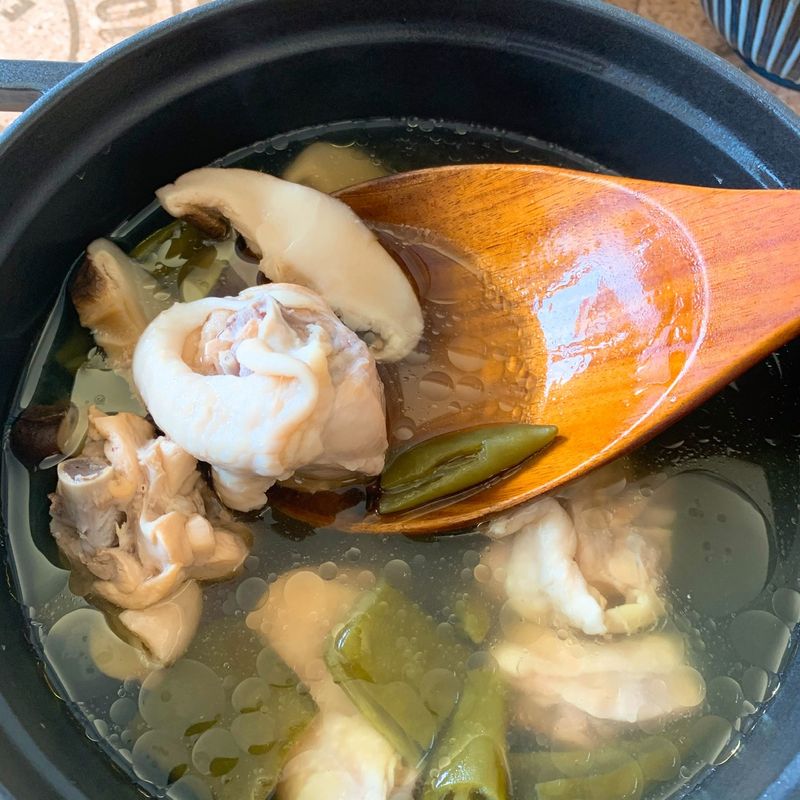 剝皮辣椒雞湯