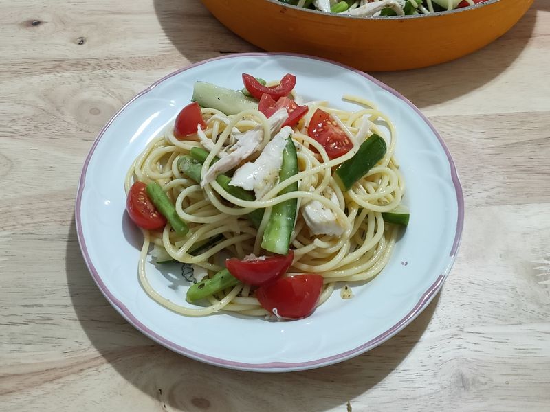 蔬菜雞絲冷麵