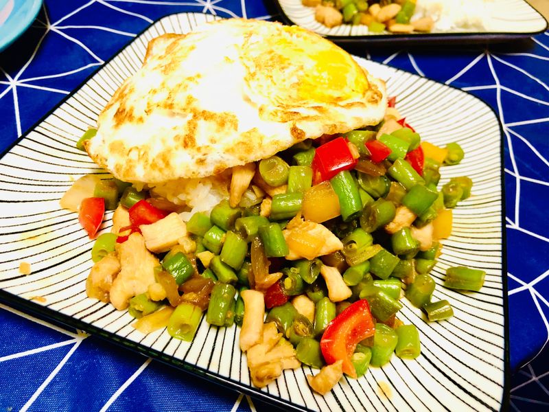 創意打拋雞肉飯~