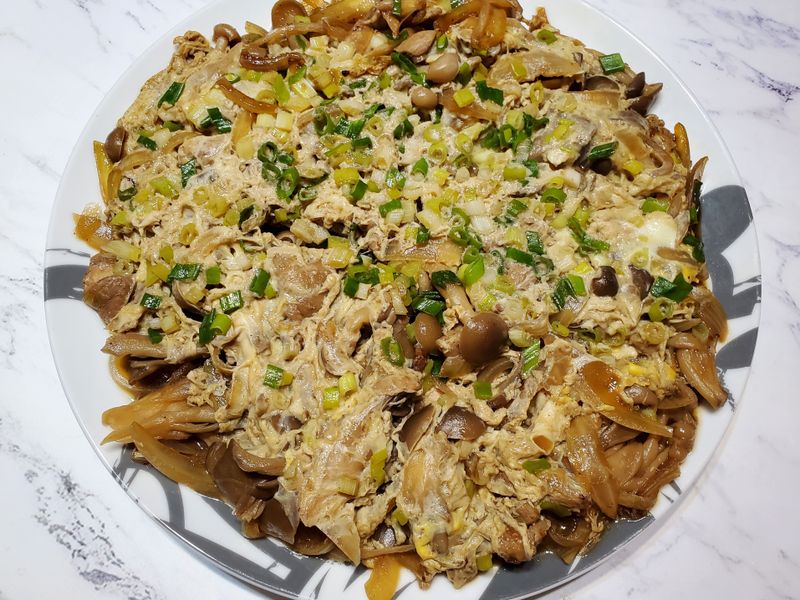 簡單下飯~壽喜菇菇親子蛋
