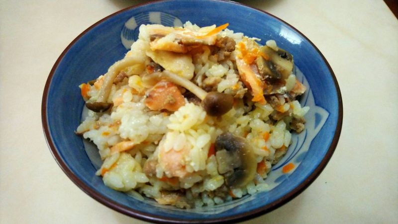 冷燻鮭魚豬肉炊飯(海陸炊飯)