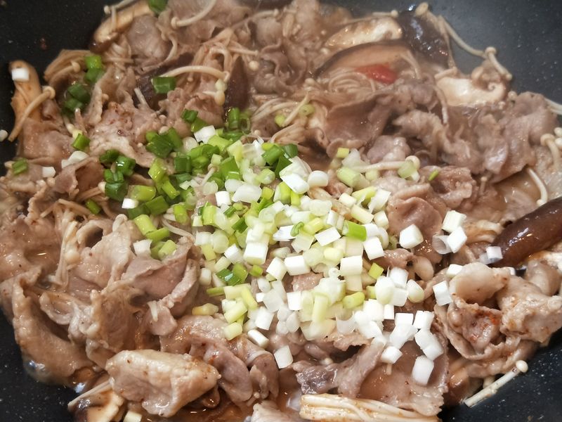 沙茶雙菇肉片