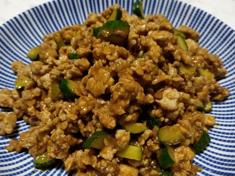 小黃瓜打拋豬