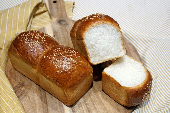 芝麻白吐司。麵包機食譜