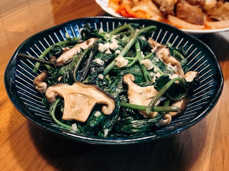 鮮菇炒地瓜葉