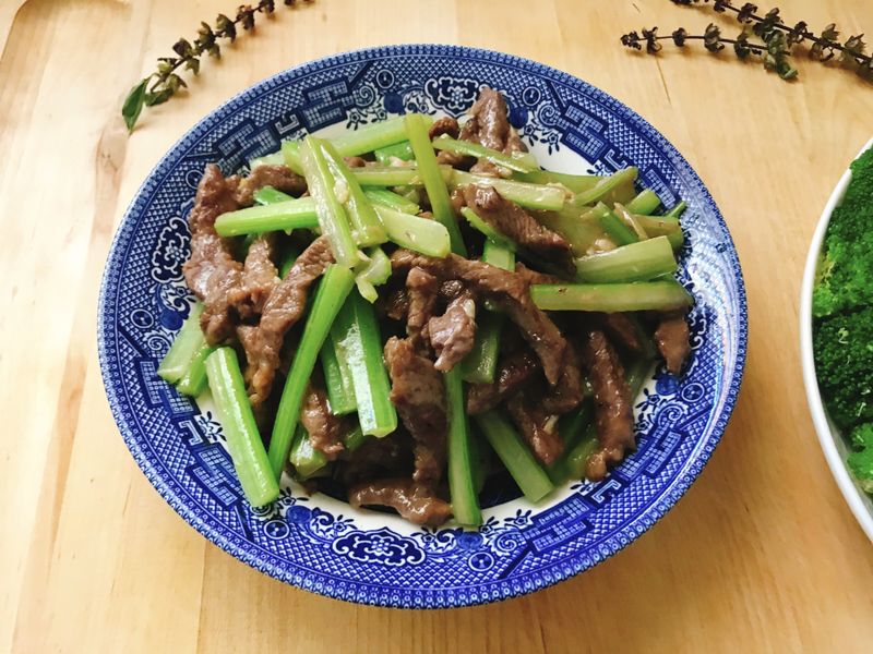 【 家常菜 】便當菜 芹菜炒牛肉