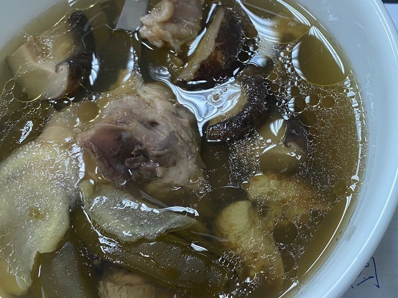 剝皮辣椒香菇雞湯