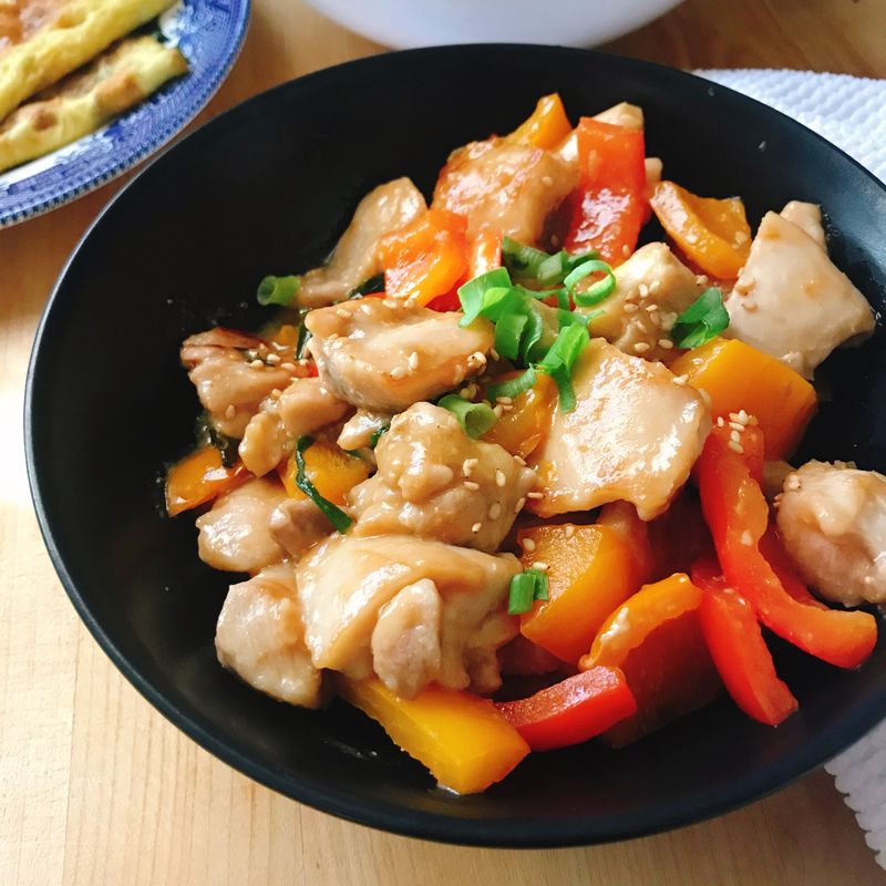【 家常菜 】味噌雞肉佐彩色甜椒