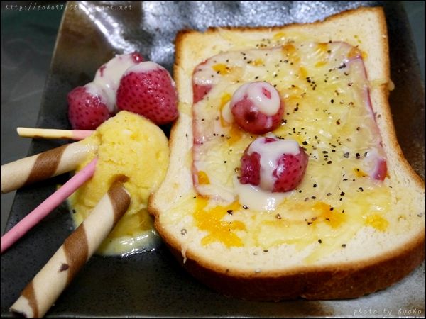 《草莓就愛鷹牌煉奶》焗烤吐司