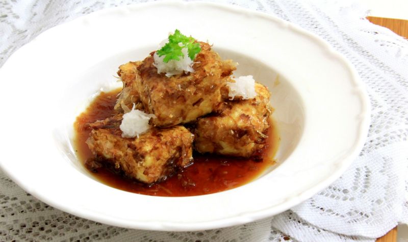 特調醬汁、清爽解膩: 揚出豆腐