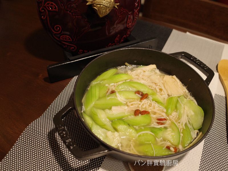 清炒絲瓜金針菇(少油版鑄鐵鍋料理)