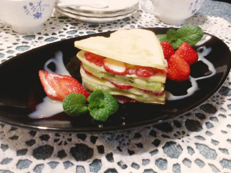 莎媽五心級料理~《草莓就愛鷹牌煉奶》莓果千層餅