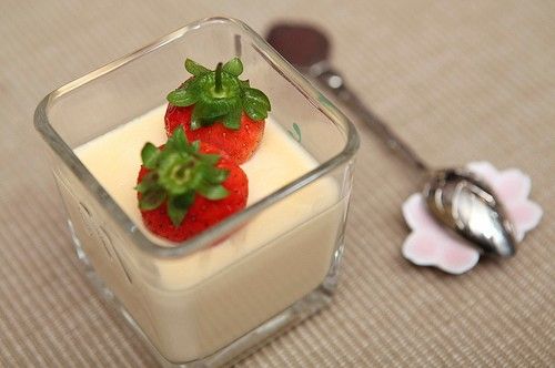 草莓就愛鷹牌煉奶之滑嫩咕溜入口即化香濃布丁