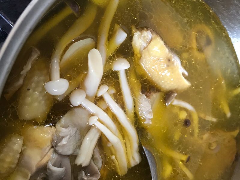 蒜頭香菇雞湯