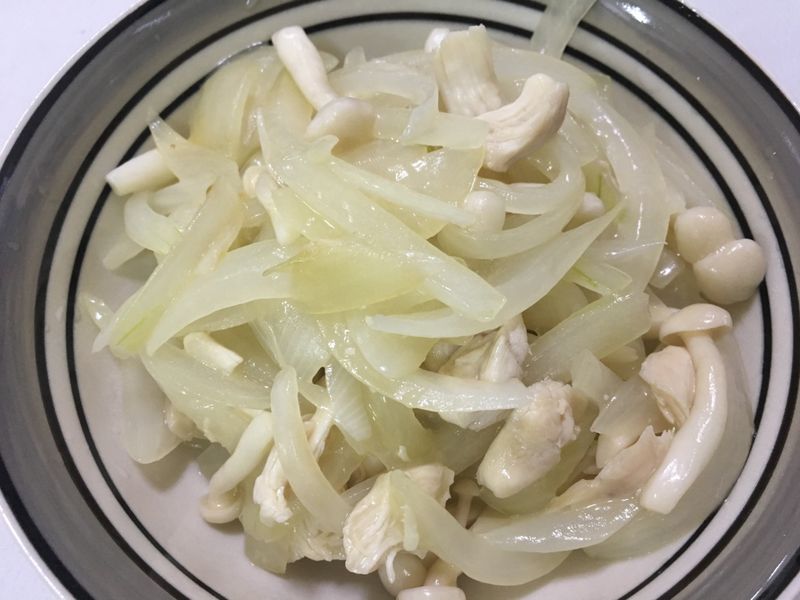 洋蔥炒雞肉菇菇