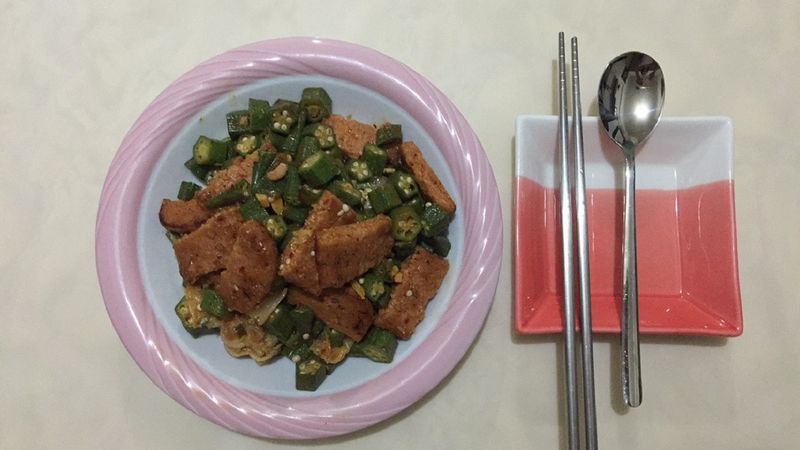 新餐肉炒泡菜秋葵