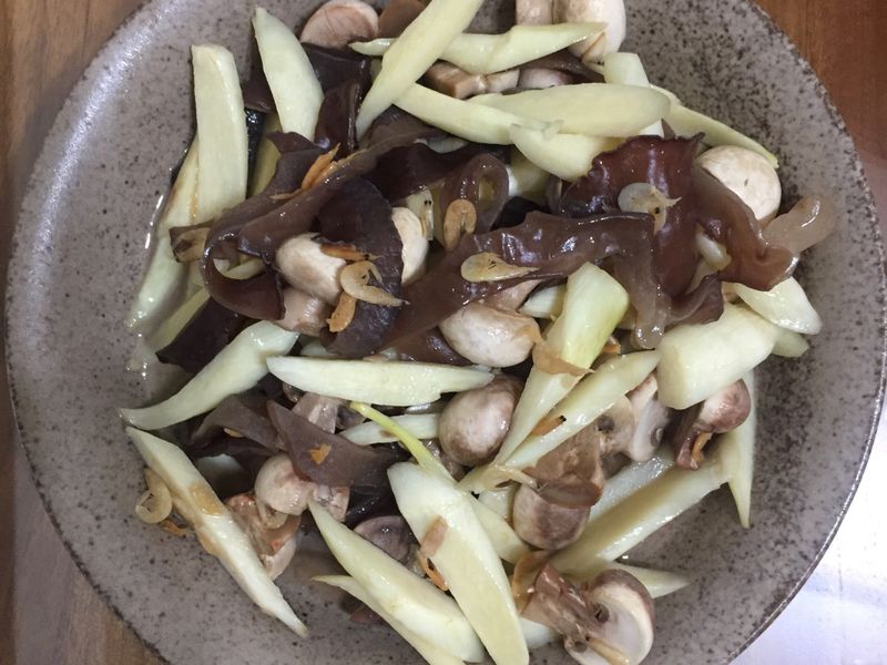 黑木耳蘑菇炒皎白筍