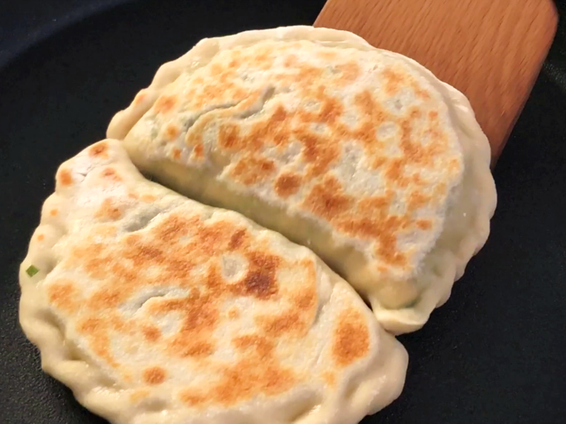 韭菜盒子 外皮酥脆不油膩,滿滿內餡不露餡