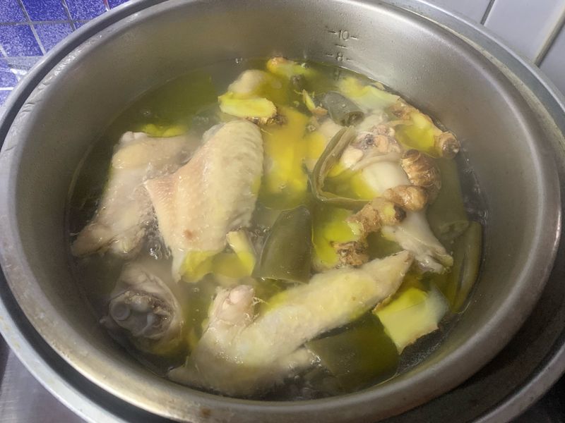 剝皮辣椒雞湯