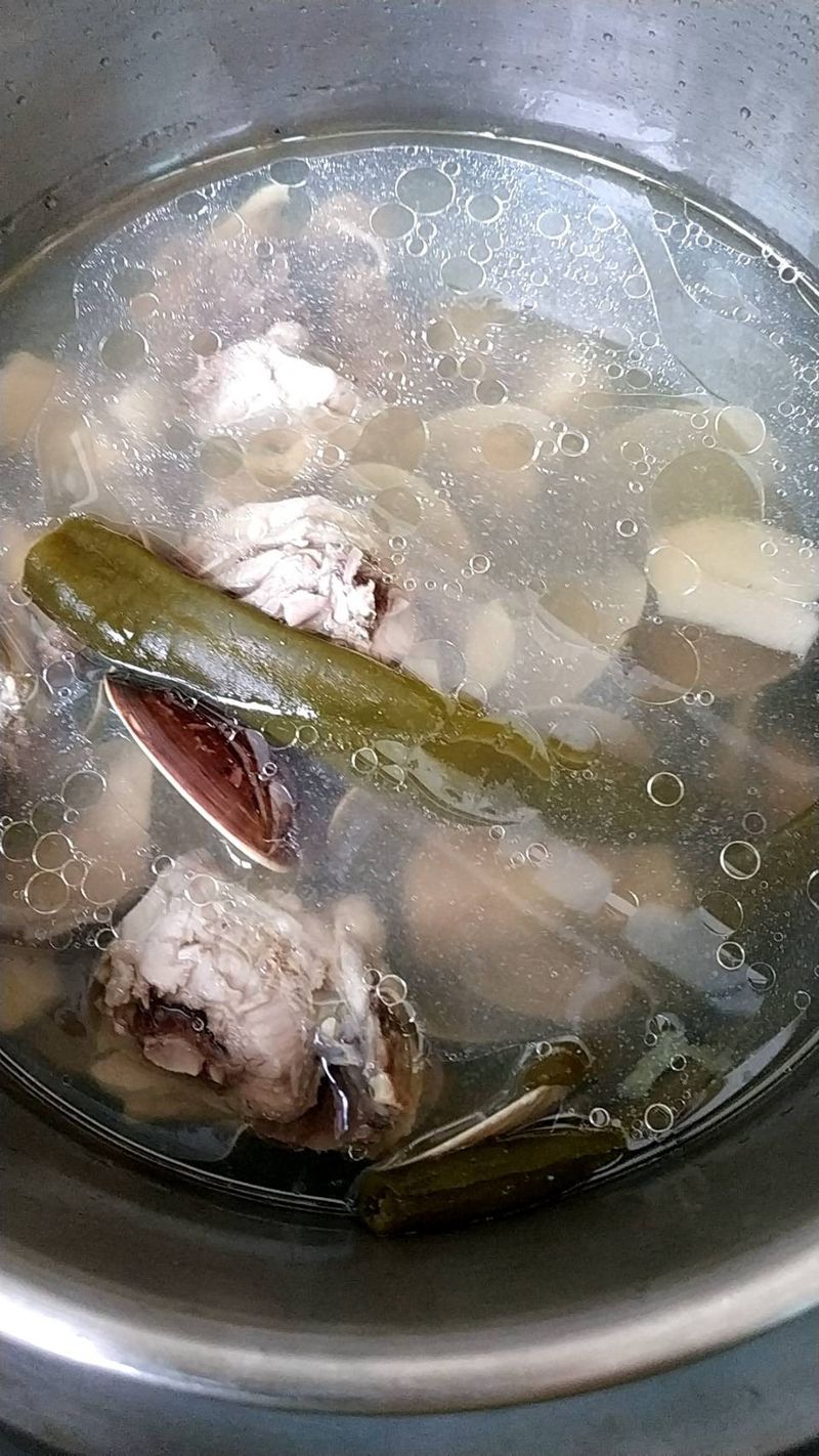 剝皮辣椒雞湯