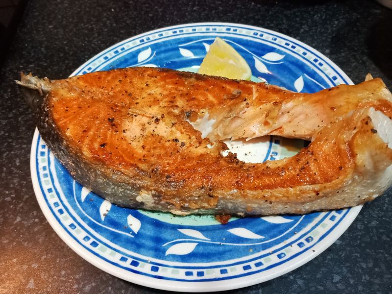 【緊張的】酒香煎鮭魚佐檸檬汁
