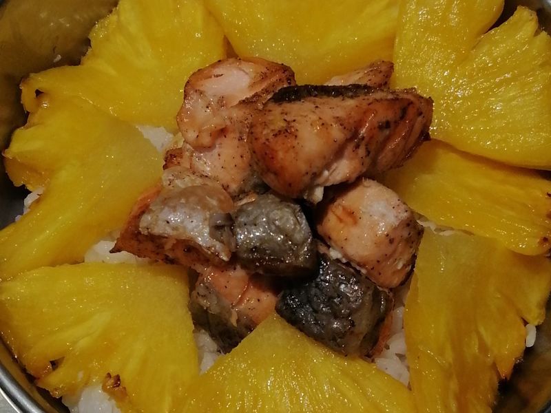 鮭魚鳳梨白飯