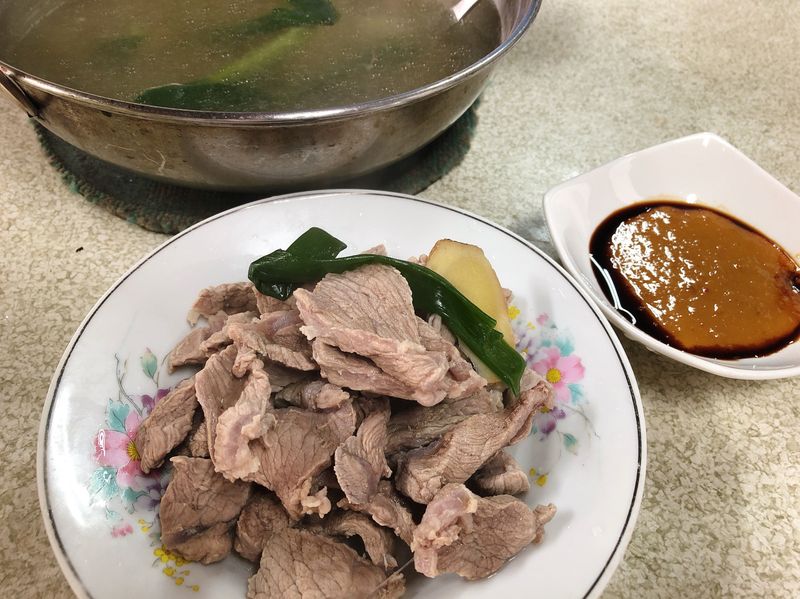偷吃步一料雙道:薑片豬肉湯、桔醬白切肉