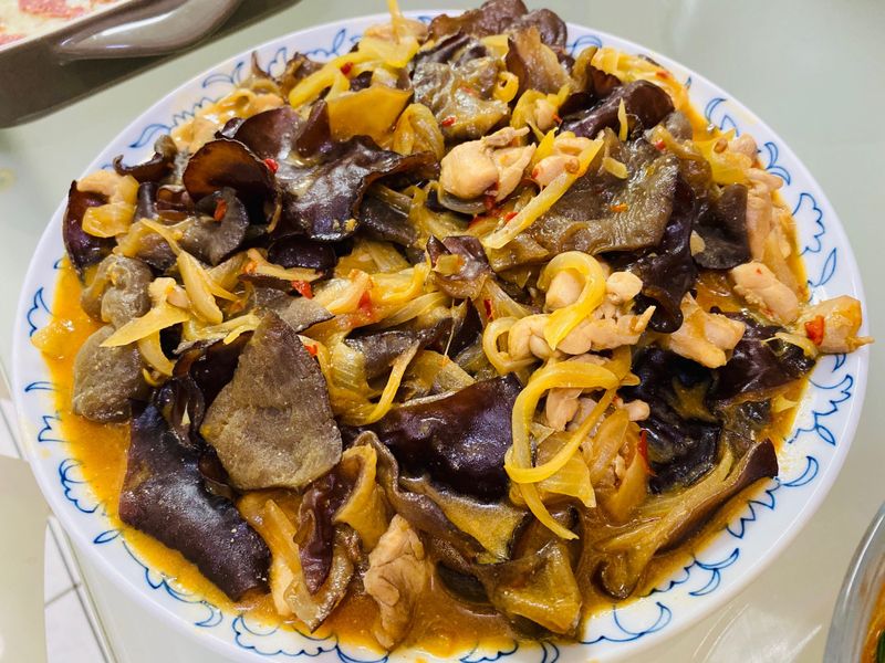 下飯料理：鹹辣黑木耳洋蔥雞腿肉
