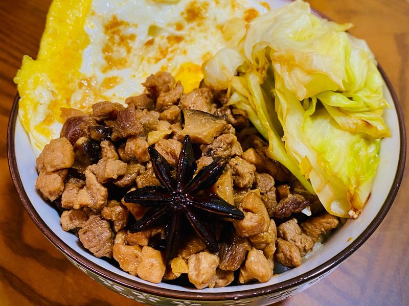 大大的滿足~手切香菇肉臊
