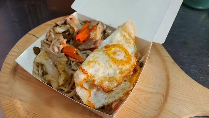 剝皮辣椒肉絲炒麵