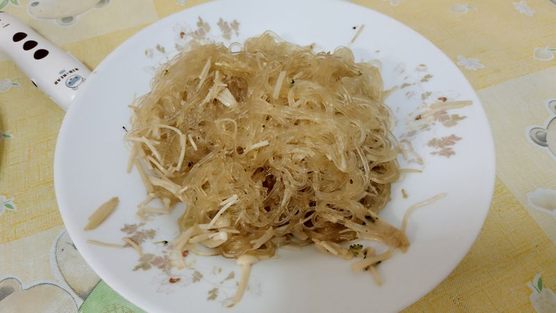 粉絲炒金針菇