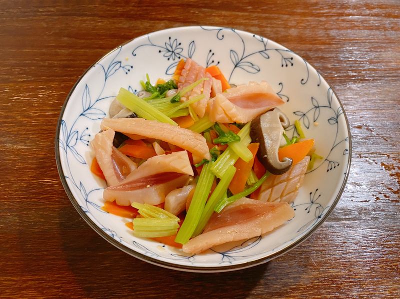 家常料理《芹菜炒魷魚》紅蘿蔔香菇