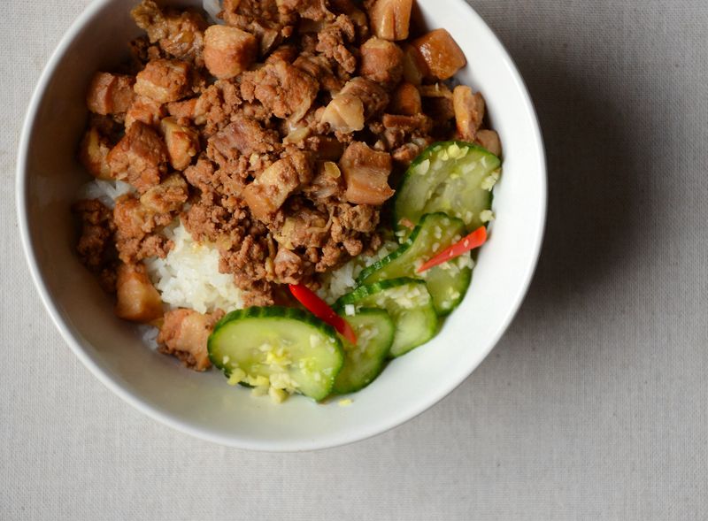 五香滷肉飯(配醃小黃瓜)
