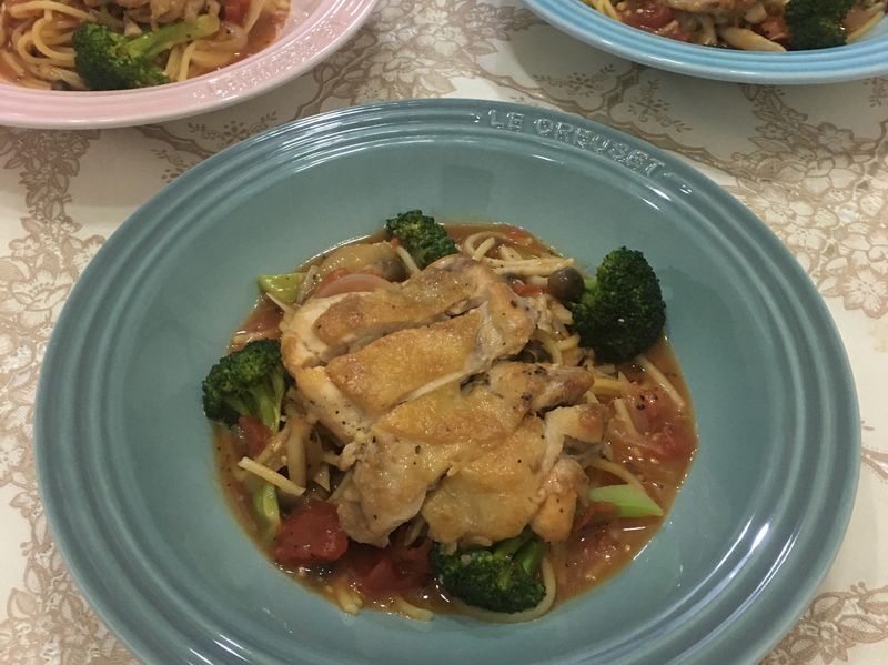 香煎雞腿佐茄汁義大利麵