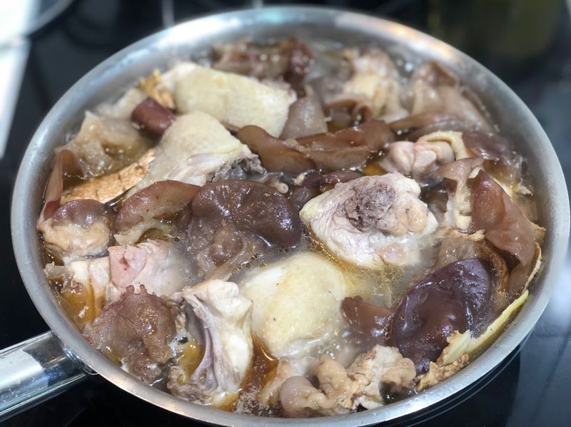 麻油雞燉木耳