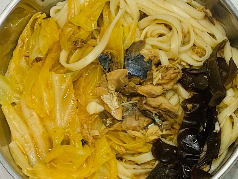 家常蔬菜鯖魚罐頭麵