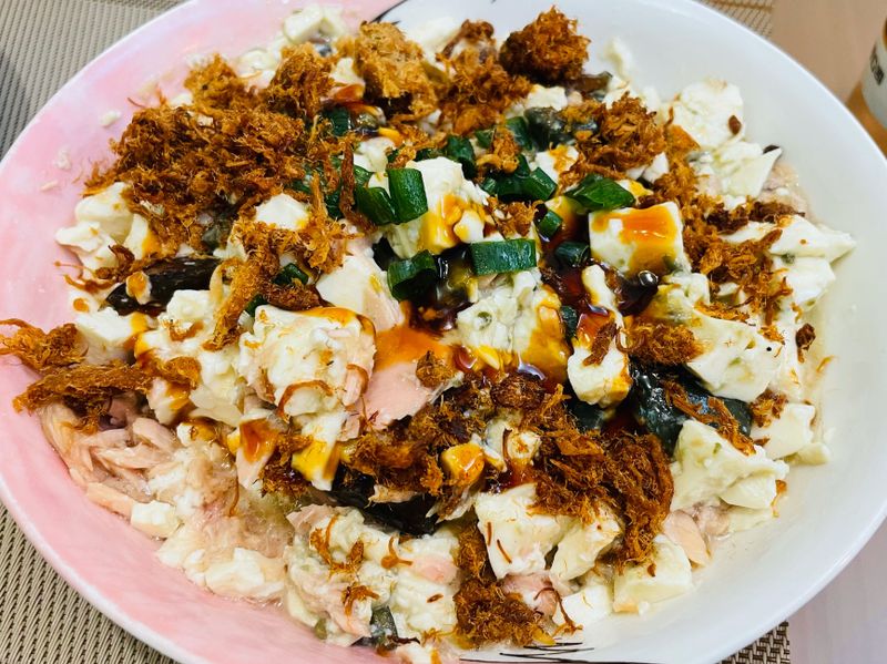 肉鬆皮蛋豆腐/肉鬆鮪魚皮蛋豆腐