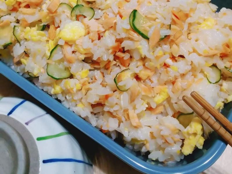 鮭魚雞蛋小黃瓜拌壽司