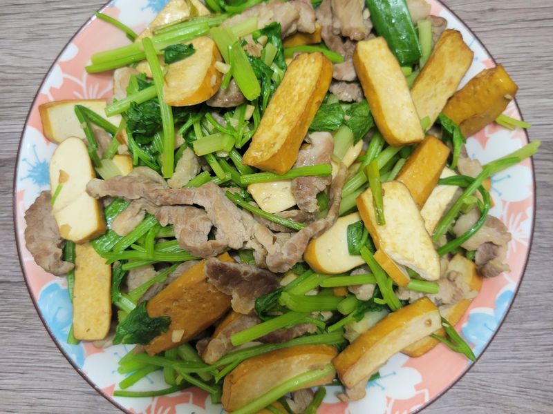 芹菜炒豆干肉絲