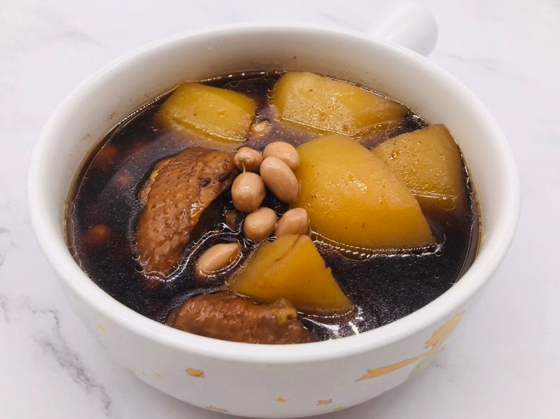 黑蒜頭花生青木瓜雞湯~