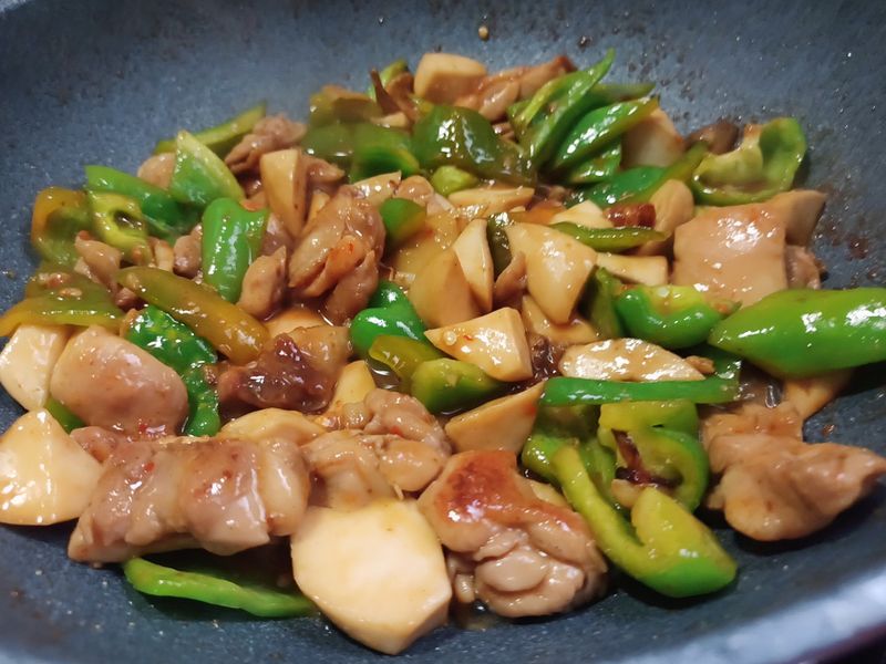 花椒燒雞球（簡單煮）杏鮑菇青椒快炒雞肉