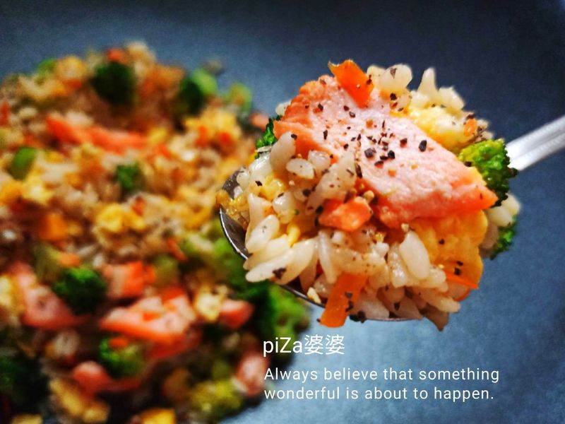黑胡椒鮭魚炒飯(零失敗)青花菜紅蘿蔔洋蔥
