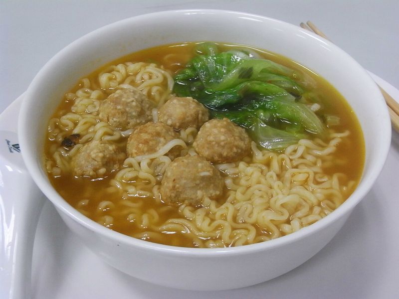 超方便~火鍋肉丸子煮泡麵