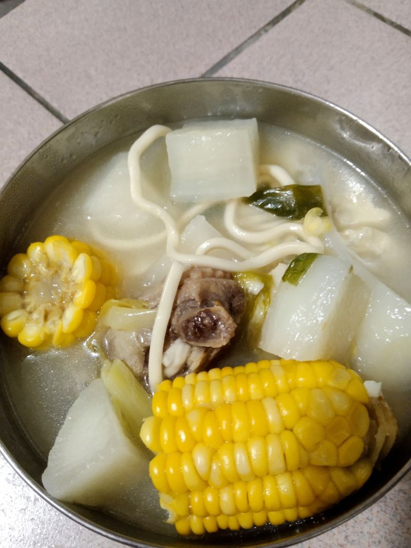 蔬果雞腿魚片湯麵