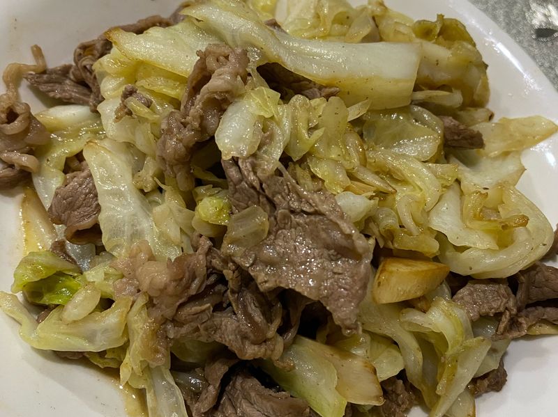 蒜頭高麗菜炒牛肉
