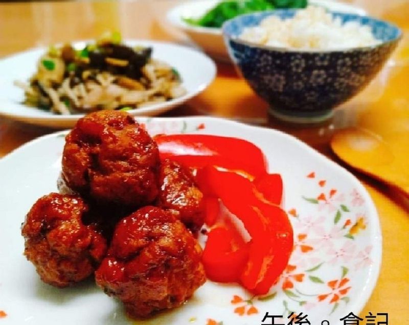 糖醋肉丸+ 牛蒡味增菇+ 青菜